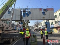 常德大道巨幅广告牌“退役” 交通信号灯“上岗”