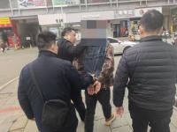 男子躲商场厕所偷走16部手机 警方迅速破案全数追回