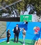 姚明范志毅握手互动 F1围场同框寒暄