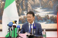 驻尼日利亚大使揭批美关税霸凌 反对强权霸凌维护公平正义