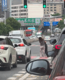 女子扶老人过马路车辆让行 温暖一幕感动网友