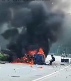 小車追尾起火 陌生男子上前幫忙 爆炸中徒手救人