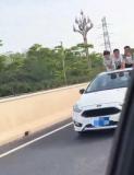 網(wǎng)友開(kāi)車遇到3個(gè)小男孩坐車頂 危險(xiǎn)行為引關(guān)注