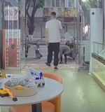 女子當(dāng)街強(qiáng)行帶走男孩 爸爸出來(lái)及時(shí)阻止
