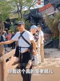 男子背媽媽旅游 媽媽在背后像個小孩 孝心感動無數(shù)網(wǎng)友