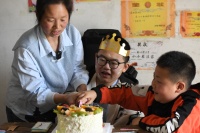 兩兒子得罕見(jiàn)病媽媽死磕到底 十年堅(jiān)守點(diǎn)亮生命之光