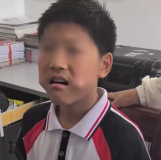 男孩把三角尺塞進(jìn)嘴中被卡 溫馨提示：不要什么都往嘴里塞,！