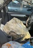 男子駕車被山石砸中身亡 自然落石致悲劇