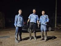 民警在齊腰深的洪水中轉(zhuǎn)移受困群眾 深夜救援顯身手
