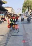 79歲大爺頭頂自行車騎自行車 獨(dú)特愛好引圍觀