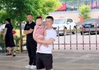 穿紅旗袍送考父親稱希望少點嘲笑 旗袍幼童成焦點