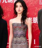 张子枫踩20cm高跟鞋亮相上影节 身材娇小演技佳