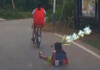 孩子從后座跌落 家長繼續(xù)騎車 耳機(jī)隔絕呼救聲