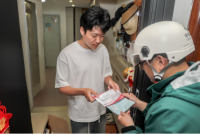 郵政小哥冒雨給考生送成績單 傳遞人生精彩