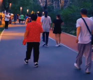 您見過晚上八點北京公園的樣子嗎,？北京人的健身熱情高溫根本擋不住