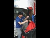 男子開5元理發(fā)店14年沒(méi)漲價(jià) 鄉(xiāng)村溫情故事