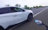 媒評環(huán)海南島摩旅被民警私家車逼停 推動法治進(jìn)步的動力