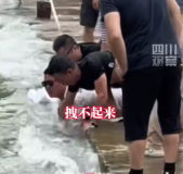 男孩被吸入橋洞大哥死死抓住 眾人合力拽回