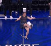 中國雜技大媽WNBA表演時不慎墜落 全場觀眾掌聲鼓勵