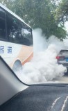 海南瓊中一客車冒著濃煙行駛 官方回應(yīng)：渦輪增壓壞了,，并非起火
