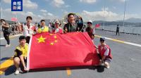 香港“揮旗哥”登上山東艦 五星閃耀皆為信仰