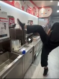 蜜雪用腳關(guān)桶員工已離職 品牌再陷風(fēng)波