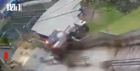 巴西一车辆失控冲下楼梯翻转坠落 司机奇迹生还