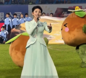 暖场歌手表演身后“伴舞”打闹 网友：戏全被俩显眼包抢完了