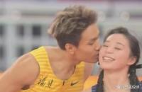 男子全运会夺冠 当众亲吻亚军女选手 姐弟恋公开引发热议