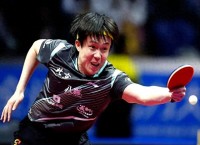 王楚钦4-2战胜世界冠军！再现霸气动作燃爆全场，林诗栋轻松