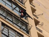 生死13秒 泰州公安高空救回坠楼女子 警民合力救援