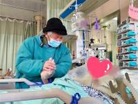 她是世界上顶好的老太婆 每日跨海探视不缺席