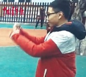 初二男生立定跳远，轻松跳过2.6米