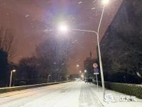 今晨北京降雪仍在持续中午基本结束 全天气温处于冰点以下 寒意十足需保暖