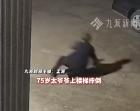 宝宝连滚带爬扶太爷爷妈妈发声 孝心举动感动网友