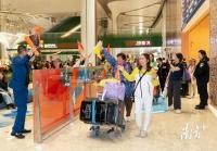 首架迪拜返回广州航班舱内视角：落地后一片掌声和欢呼 心也跟着落地了