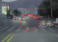 行人夜间穿浅色衣物过斑马线近乎隐身