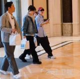 伴娘堵门，开门竟是吴彦祖？吴彦祖录综艺节目误闯素人婚礼化身亲友团忙忙碌碌找婚鞋 惊喜连连引爆全网