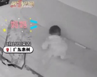 1岁半宝宝睡醒后哭喊妈妈6小时 宝妈监控中看到既心疼又无奈