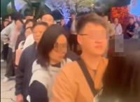 南京购房者彻夜排队买房 楼市热度持续走高