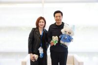 杜华晒与雷军合照 现场很燃