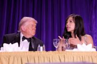 白宫晚宴坐特朗普身旁华裔女性是谁 CBS记者蒋维佳