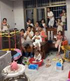 网友晒73岁母亲带十几个孙辈玩 幸福大家庭引热议