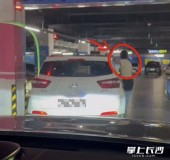 孩子掛車外“兜風(fēng)” 交警緊急喊停 安全隱患不容忽視