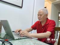 校長(zhǎng)堅(jiān)持寫(xiě)高考同題作文近40年 紅衣加油成習(xí)慣