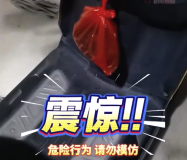 銀環(huán)蛇最沒有面子的一集出現(xiàn)了 銀環(huán)蛇被裝進塑料袋掛在車上
