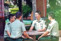 蹲点干部成了士兵的“训练搭子” 放下“官架子”掏心窝子