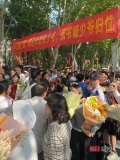 高考生出考場第一句話謝媽媽 母子情深感動眾人