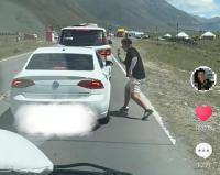 独库公路车窗抛物被当场“扔回” 硬核劝阻获赞