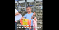获奖小学生凭实力赢鲜肉 网友：奖状配鲜肉奖励接地气
